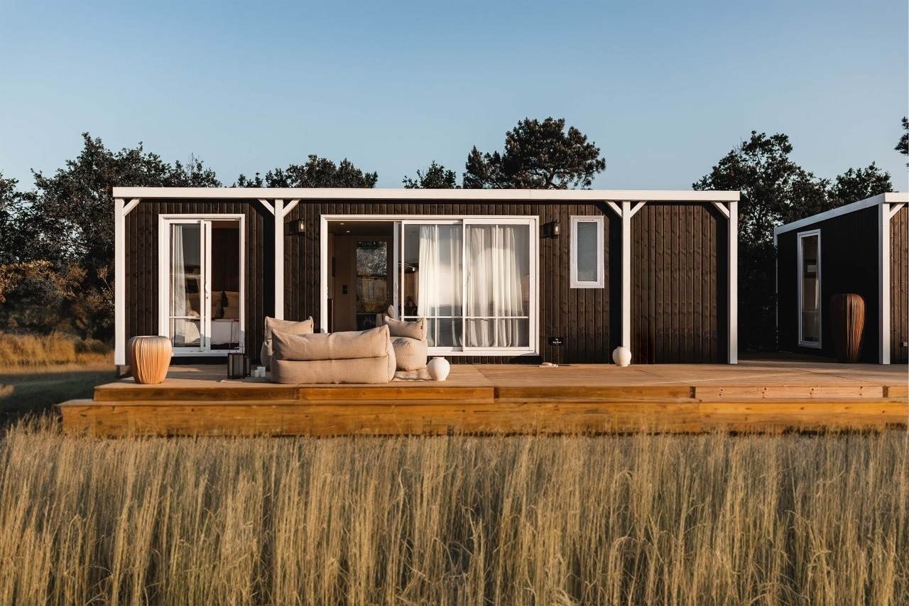 Module Camping O'Hara 844 avec grandes baies vitrées et cuisine d'été sur terrasse